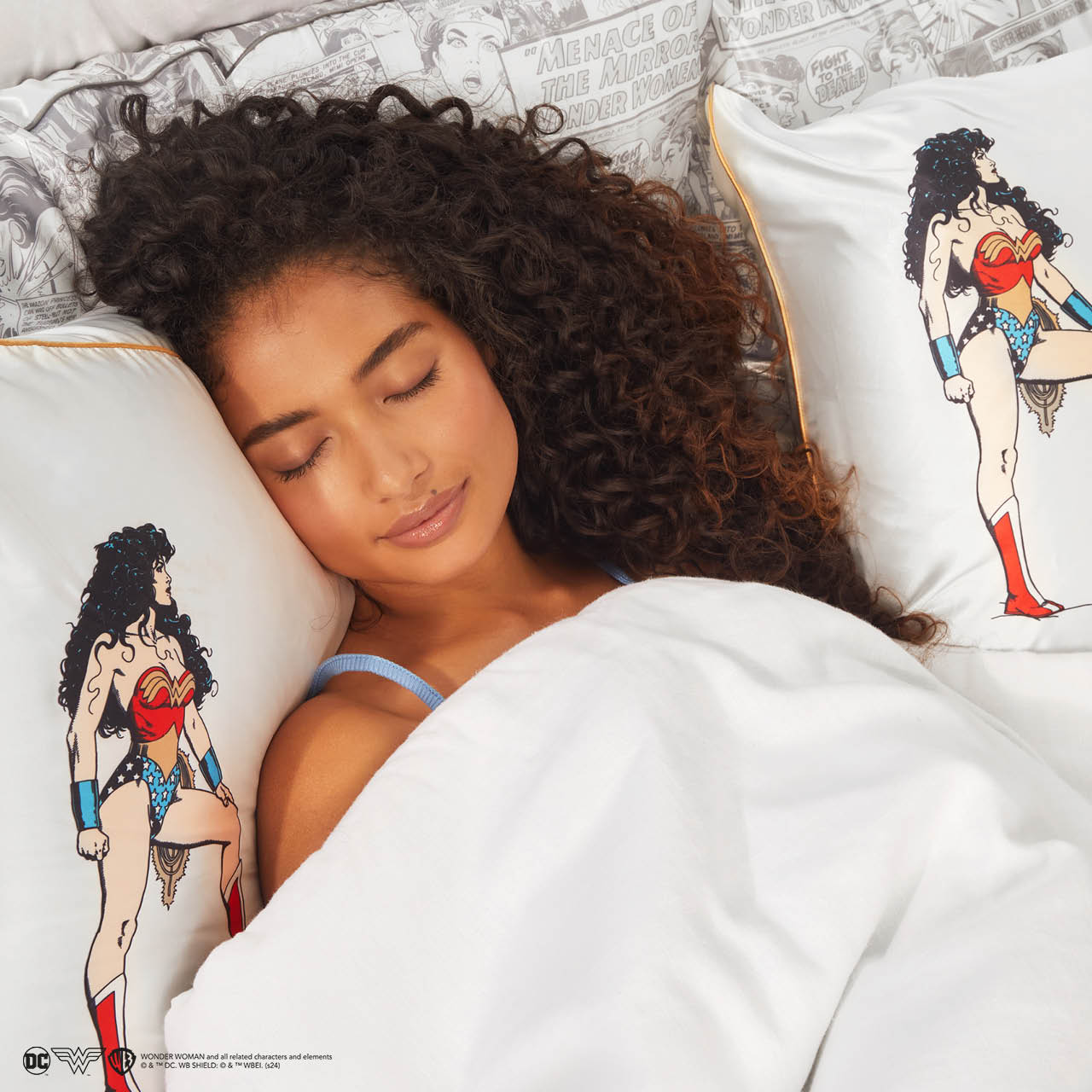 Kitsch x Wonder Woman Satin Pillowcase in Believe in Wonder - Image 2